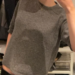 Trekvartsärmad tröja - En grå stickad trekvartsärmad tröja från Zara. Köpte den i storlek L eftersom den är liten i storleken och passar mig som vanligtvis har Xs/S!! Skicka privat vid fler frågor om storleken! 