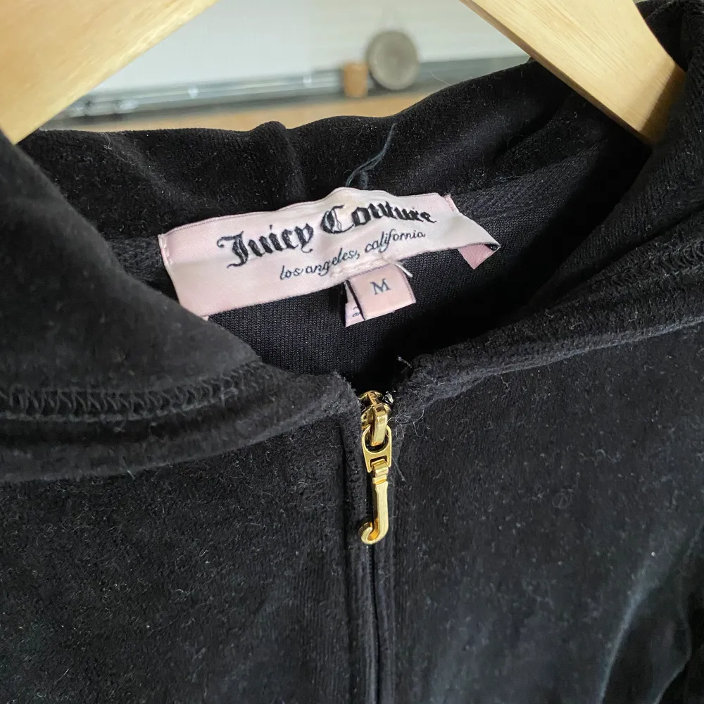 En supersnygg vintage Juicy Couture zip-up tröja i ett mycket bra skick! Tröjan är i strl M men passar S. Den är i velour och har gulddetaljer🤍 dragskedjan funkar utmärkt! Kontakta mig för fler bilder eller liknande💋. Tröjor & Koftor.