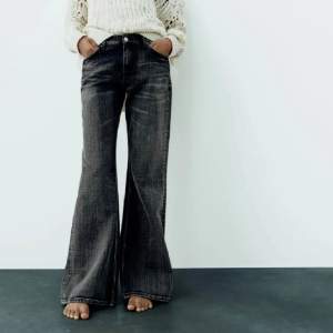 Söker dessa jeans från zara i storlek 32 eller 34 för rimligt pris ☺️