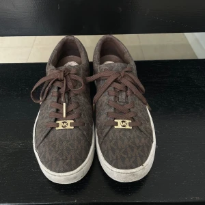 Michel kors skor -  Michel kors skor som är andvända några gånger men fina fortfarande utan skador, säljer nu eftersom dom inte kommer till användning längre. Köpta på Zalando. Skriv vid fler frågor!