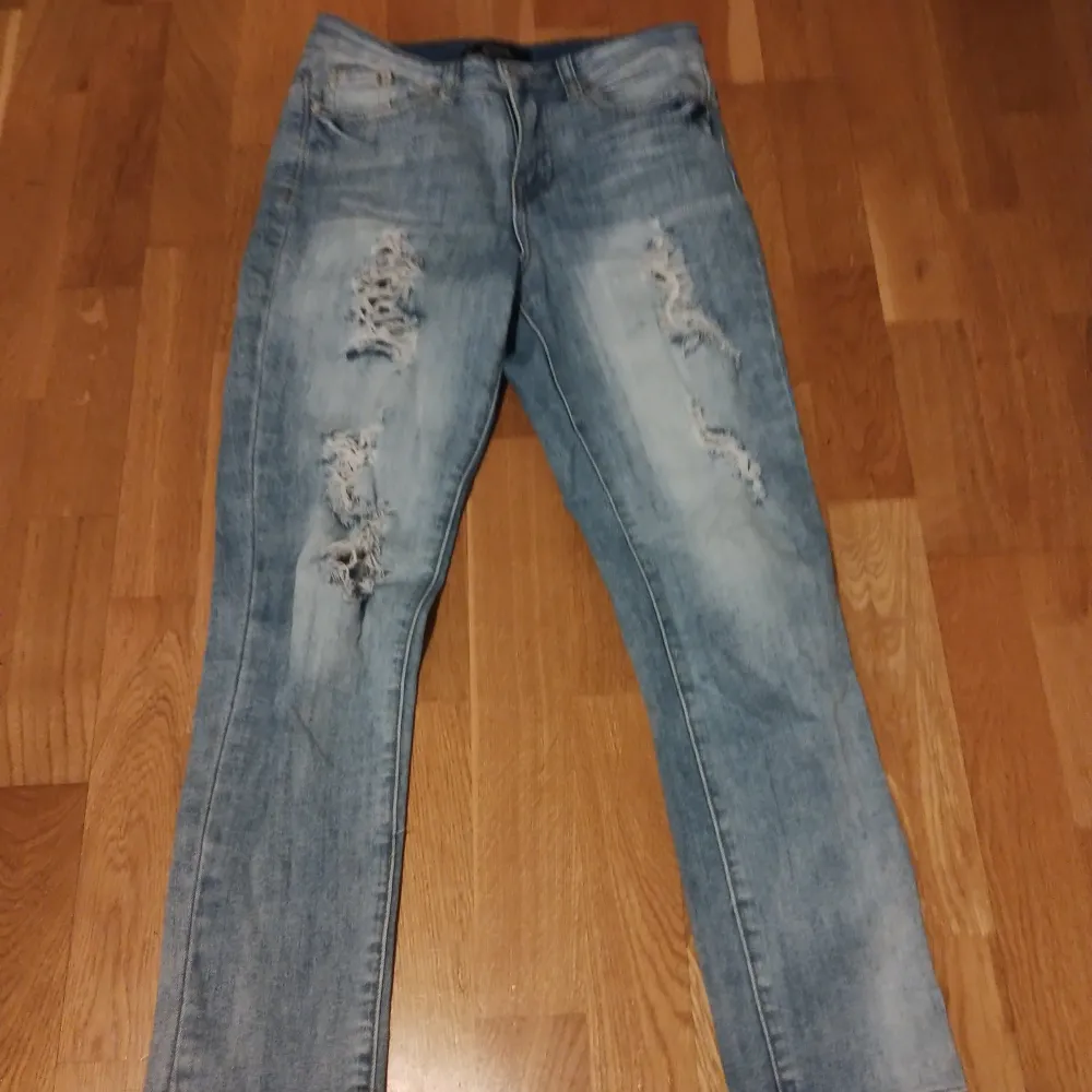 Anarchy mid rise authentic skinny jeans med lite hål som design. Ljus blå färg och är väldig sköna. Är i bra skick, har aldrig använt bara testat. Storlek 34. . Jeans & Byxor.
