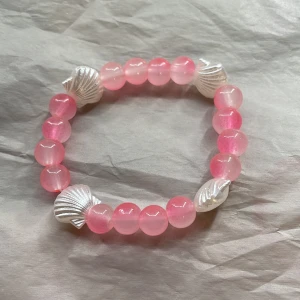 🌸🌸🌸🌸 - Egengjort armband💙tråden är  stretchig så det passar dom flesta 💙