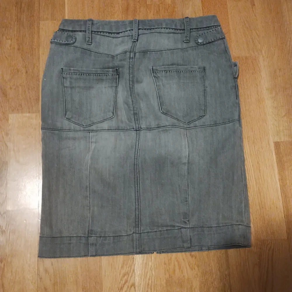 Mango jeans kjol i färgen grå, väldigt bra skick. Har aldrig använt, bara testat. Storlek 34. Medellång, runt knäna/låren, jag är 154 cm. . Kjolar.