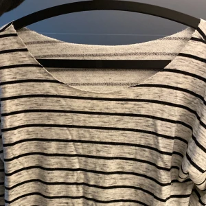 Off-shoulder tröja - Randig off-shoulder tröja det står ingen storlek men skulle säga att det är S