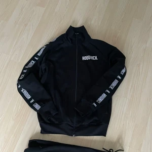 Hoodrich set - Säljer etta snygga hoodrich set skick 8/10 inga hål eller fläckar bar en liten defekt på dragkedjan