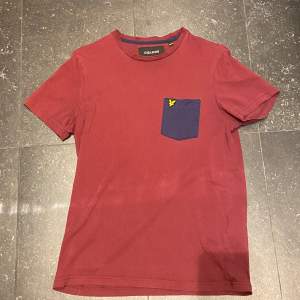 Vinröd t-shirt från märket lyle sms scott i storlek S. Använt skick men inga defekter. Hör gärna av er vid frågor!