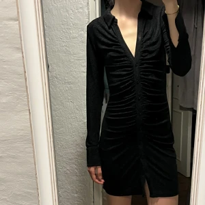 Glittrig festklänning med knappar och krage - Festklänning från Bik Bok, men knappar, krage och glitter 🌟 superskönt material som följer kroppen! Nypris 399 kr, säljer då den aldrig kommit till användning (prislapp kvar). 