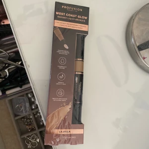 West coast glow  - Råkade beställa två stycken av samma och behöver inte den andra för att den har har håller så länge. Så fin oanvänd och den innehåller lite glitter så bild fint glow. Lätt att smörja ut också. Skriv om ni har frågor💕