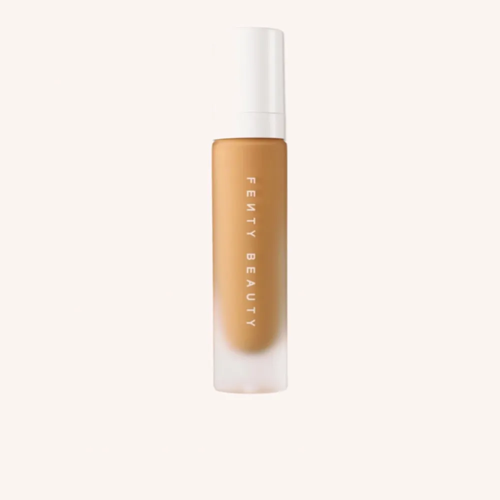 Säljer denna fenty beauty foundation i färgen 290.  Den är helt ny och oöppnad.  Hade en test produkt och detta var tyvärr inte min färg därför säljer jag denna.🤍 . Skönhet.