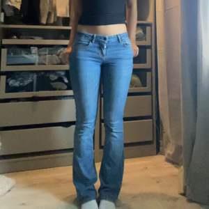 Lågmidjade bootcut jeans från zara. De är i strl 34 och i super fint skick💕💕