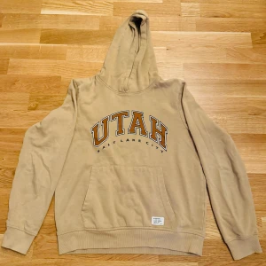 Beige hoodie - Beige hoodie från lager 157 köpt för 400 kr säljer för 250 kr bra pris. Väldigt bra skick, använt några gånger. Fler bilder kontakta mig. 