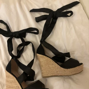 Jättefina kilklackar - Säljer mina jättefina kilklackar med snörning💓 helt oanvända