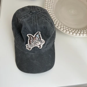 Odd molly keps - Supersöt odd molly keps endast använd fåtal gånger så i bra skick😊 Använd gärna köp nu💕