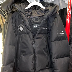 Sail racing antarctica - Varm jacka för män, Storlek S, modellen finns ej tillgänglig längre på internet.  Märket i jackan är lite sliten men allt annat är perfekt skick