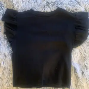 Jag säljer min jätte fina svarta tröja från Gina eftersom den har blivit för liten.Använd men i bra skick. Kan mötas upp eller skicka produkten💕