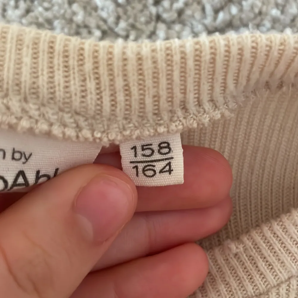 Hej säljer denna långärmade tröjan ifrån Kappahl i storlek 158/164 passar även mig som har S ❤️. Tröjor & Koftor.