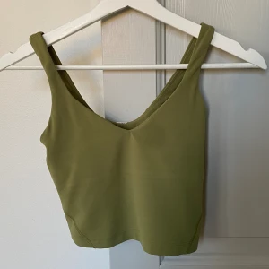 Lululemon top - Snygg Lululemon top, bortklippt märkeslapp i nacken. Använd få gånger, nyskick 