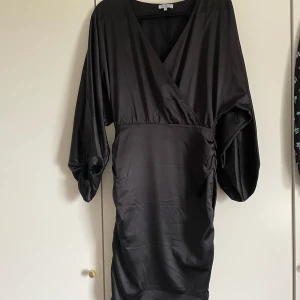 Klänning - Klänning som går att justera i längden med banden på sidan. Köpt från bubbleroom för något år sedan men enbart använd 2 gånger så fint skick! Storlek 34 men passar mig som är en 36.