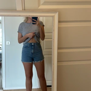 Jeans shorts  - Dom perfekta hög missade jeans shortsen men kom inte till användning förra sommaren så därför säljer jag dom.