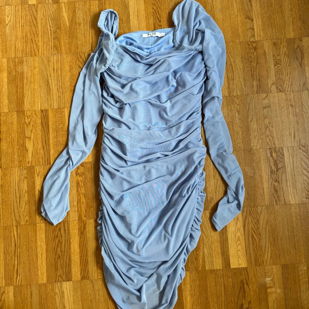 Jättefin blå klänning från NAKD. Mesh tyg med underklänning. Sparsamt använd. Storlek S.  Obs, fläck på spegeln inte på plagget. Samfraktar vid köp av flera plagg:)) Hojta vid frågor! . Klänningar.