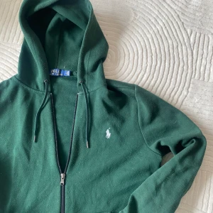 Ralph lauren zip - Ralph lauren zip hoodie i fin grön. Använd varsamt och är i fint skick! 