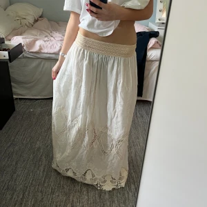 Världens finaste långkjol - Inköpt i Italien i somras i positano. Nypris 2100kr (allt är så dyrt där i småbutikerna). Handgjord. One size, men jag är 172 och vanligtvis S/M. 🩵 Endast använd EN gång. 