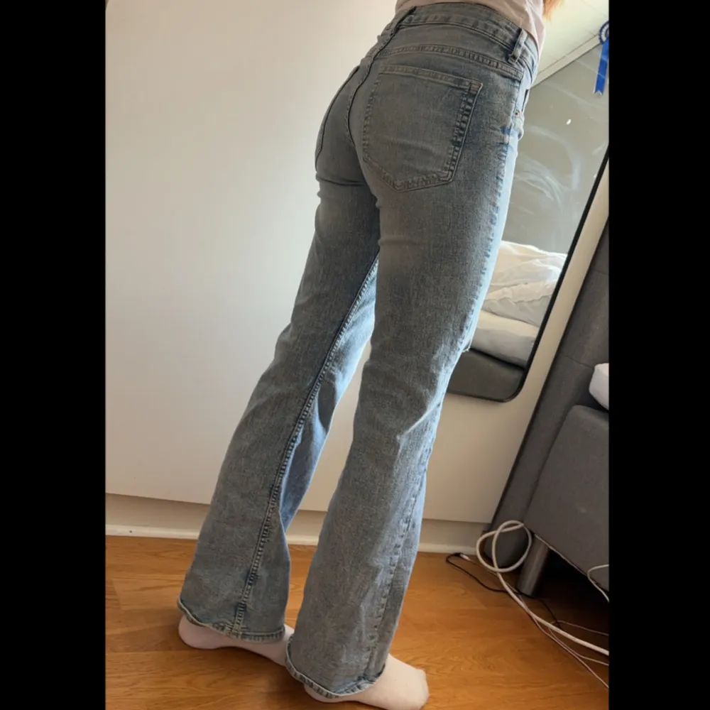 Fina jeans som är lågmidjade, dem är använda ett fåtal gånger. Passar folk som är ca 165-170 ( det är min kompis som är modellen i bilden ) frakt tillkommer!❤️ . Jeans & Byxor.