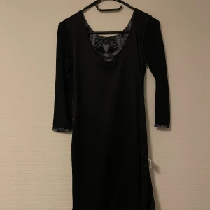 Svart glittrig klänning - Storlek S Använd 1 gång 