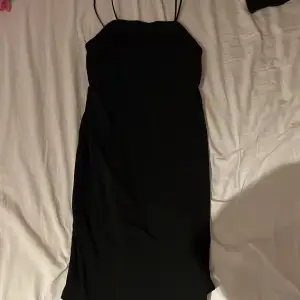 En jätte fin svart klänning med spagetti straps. Helt oanvänd. Går lite ovanför knäna. Storlek S