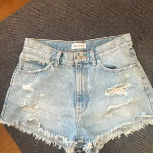 Ljus blå zara shorts i storlek 36, säljer på grund av att jag köpt nya. Skriv om du är intresserad, eller för fler bilder.❤️