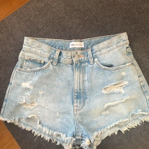 Zara shorts 🫶🏻 - Ljus blå zara shorts i storlek 36, säljer på grund av att jag köpt nya. Skriv om du är intresserad, eller för fler bilder.❤️