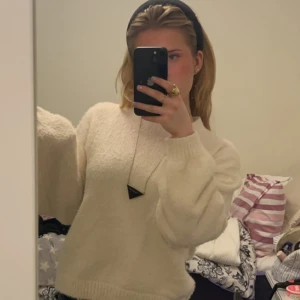 Vit stickad tröja  - bra skick, mysig stickad tröja, vit o perfekt för våren🫶