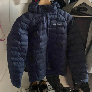 Fett jacka - Säljer peak perforance jacka för bra pris. Den har tyvärr några skador men syns inte så bra 😁