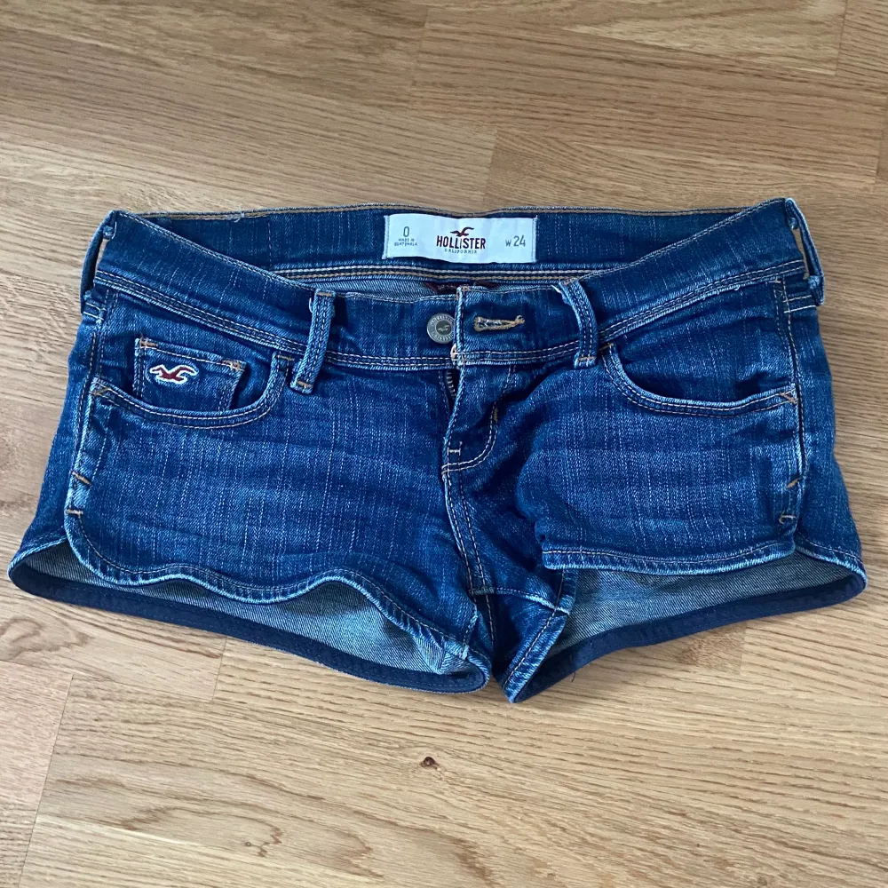 Lågmidjade shorts från hollister i w24/xs. Perfekt skick, inga defekter. Säljer då jag köpte fel storlek. Skriv om du har frågor eller för fler bilder💞💞. Shorts.