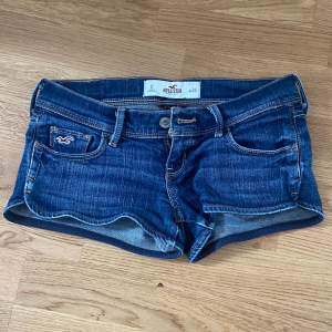 Lågmidjade shorts från hollister i w24/xs. Perfekt skick, inga defekter. Säljer då jag köpte fel storlek. Skriv om du har frågor eller för fler bilder💞💞