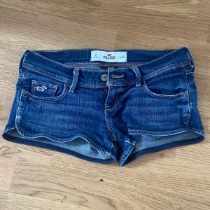 lågmidjade shorts - Lågmidjade shorts från hollister i w24/xs. Perfekt skick, inga defekter. Säljer då jag köpte fel storlek. Skriv om du har frågor eller för fler bilder💞💞
