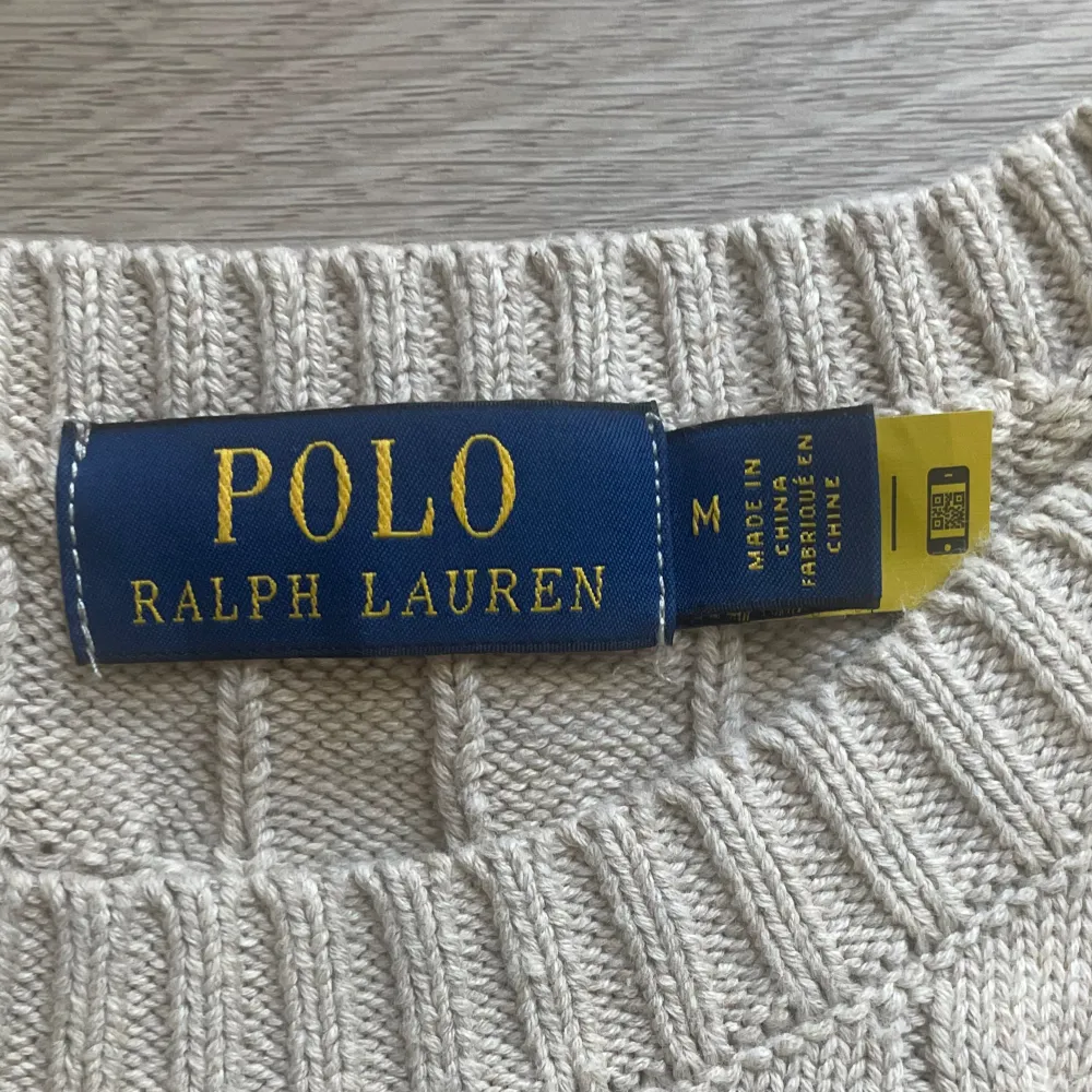 Säljer denna stilrena och snygga kabelstickade tröjan i beige färg ifrån Ralph Lauren, eftersom inte passade riktigt.. Tröjor & Koftor.