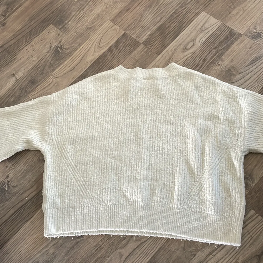 En stickad tröja från Kappahl i storlek 146/157. Den är i bra skick men bara lite knottrig på vissa ställen.. Tröjor & Koftor.