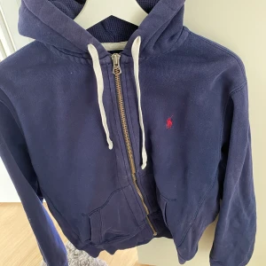 Polo Ralph Lauren zip tröja - Riktig snygg ralph lauren zip til salu. Säljer den för att den aldri blir användt. Säljer för riktigt bra pris. Köpte för 1200 säljer för 499. Den har storlek M (172-178)