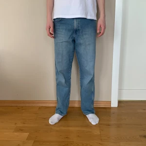 Wrangler jeans som nya - Säljer mina blåa wrangler jeans i storlek 30/32. Använts ett fåtal gånger.  Modell: Redding
