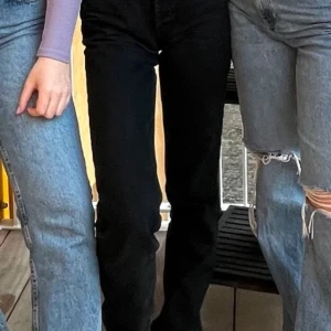 Svarta raka jeans - Svarta raka jeans mid-rise från zara i storlek 36 