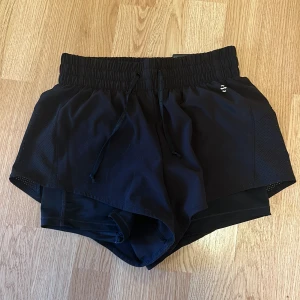 Träningsshorts - Shorts med innershorts i XS. Använda några enstaka gånger. Väldigt fint skick