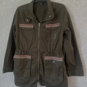 Jacka - Snygg och unik cargo/militärjacka i nyskick! Storlek m men passar även xs och s om man vill ha den oversized💚