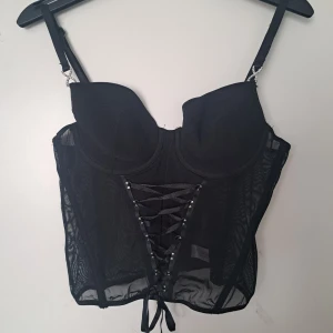 Korsettopp - Superfin korsettopp som jag precis köpt secondhand, men som tyvärr är för stor för mig! Toppen har lätt vadderade kupor! Vet inte riktigt märket