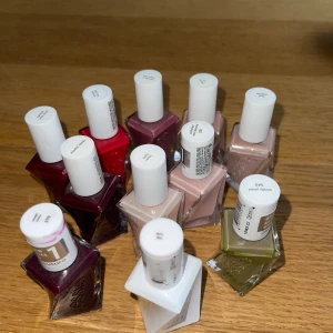 11 stycken Essie gellack - Använder ej längre och känns dumt att slänga, skriv för frågor! - 1 top coat - 1 rock the runway - 1 fairy tailor - 1 polished and poised - 1 of corset - 1 last nightie - 1 not what it seams - 1 totally plaid - 1 spiked with style - 2 model clicks
