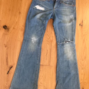 Trendiga jeans med hål och räfsor - Säljer dessa as snygga jeans jag köpte på plick som tyvärr inte passade. Jeansen är bootcut och har lite hål som design! Skriv jättegärna om du undrar ngt annars är det bara att klicka på köp nu!💓💓