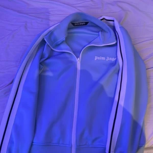 Ljus blå Palm angles tröja   - Ljus blå Palm angles tröja använd skick 8/10 skick 