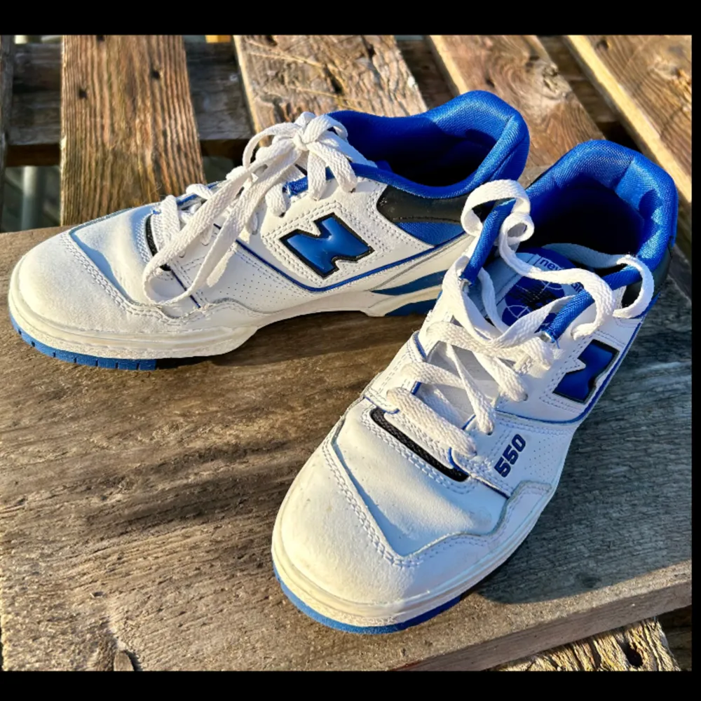 Blåa new balance 550. Nyskick använda 1 gång. Storlek 38,5. Skor.