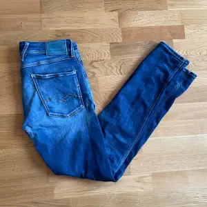 Säljer nu dessa feta Replay anbass jeans i size 32/34. 9/10 skick inga defekter och en riktigt snygg wash.  450kr kan diskuteras.