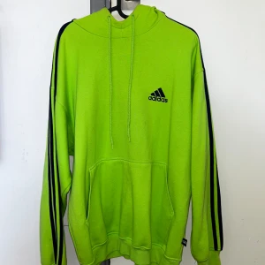 grön adidas hoodie - grön adidas hoodie med ränder även på luvan! typ storlek M